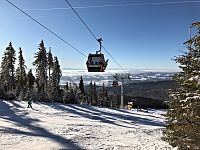 Krásné slunečné počasí na rakouské straně Šumavy láká lyžaře i po novém roce