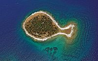 Charakteristickým symbolem Národního parku Brijuni je ostrov Gaž ve tvaru ryby. © Chorvatské turistické sdružení/Renco Kosinožić