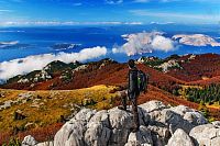 Drsná krajina a nádherný výhled na moře v národním parku Severní Velebit. © Chorvatské turistické sdružení/Renco Kosinožić