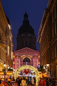 Vánoční trhy před bazilikou sv. Štěpána, Budapešť © VisitHungary