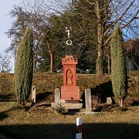 Litinový kříž na kamenném podstavci v Libňatově u čp. 116