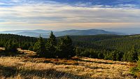 Krásná krajina s lesem a oblohou na horách. Čistá příroda kolem Jeseníků © montypeter, Depositphotos