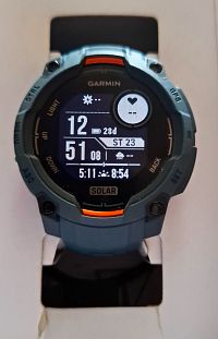 Přehledný úvodní displej hodinek Garmin