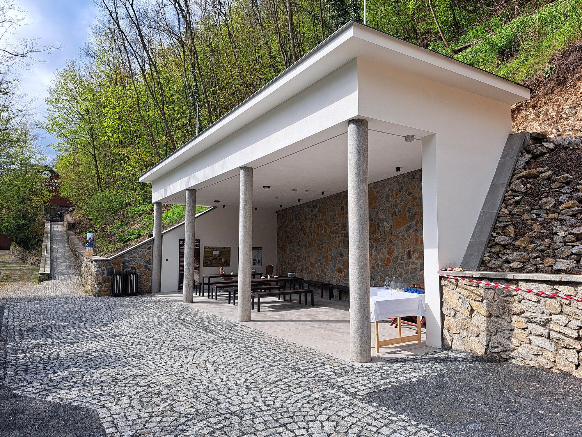 Zbrašovské jeskyně slaví 100 let od zpřístupnění, turistům nadělují nový přístřešek