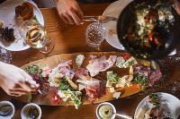 V restauraci Stöttlalm najdete na jídelním lístku regionální klasiku i pokrmy mezinárodní kuchyně. © Innsbruck Tourismus / Manuel Kottersteger