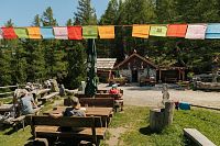 Kuchyně restaurace Lanser Alm nabízí jak klasické pokrmy tyrolské kuchyně, tak nepálské speciality. © Innsbruck Tourismus / Stefan Ringler