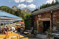 Na malebné horské chatě Götzner Alm na vás čekají regionální speciality, sladké požitky a srdečná pohostinnost. © Innsbruck Tourismus / Stefan Ringler