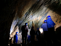 Prohlídka jeskyně, zdroj: www.caves.cz