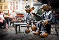 Sousoší Spejbla a Hurvínka na náměstí Republiky. Foto: Visit Plzeň