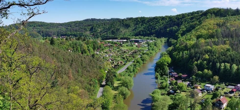 Babí léto v Sázavě spojuje industriální historii, klášter i výhledy na řeku