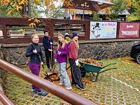 Stezky z lásky pomáhaly v Prachovských skalách. Dobrovolníky nezastavil ani vytrvalý déšť.