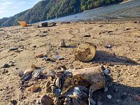 Odkryté odpadky na březích Slapské přehrady. Foto: Český svaz ochránců přírody