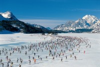 Švýcarsko, hory, jezera v zimě, běžky