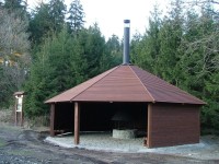 Dřevěný altán s krytým ohništěm Pod Brdem ( průměru 10 m )