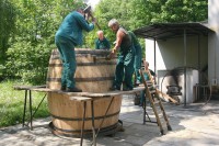 Nově pasovaní bednáři pracují na 170litrových sudech k 170.výročí pivovaru a piva Pilsner Urquell