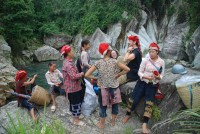 Vít Lašťovka; www.jaknacesty.cz; u vodopádu s ženami z kmene Red Zao (Sapa, Vietnam 2012)