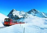 Vlak před horami Eiger a Monch; foto: Jungfrau Railways