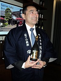 Šigeki Tonoike je třetí generací výrobců sake.