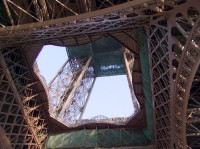Eifelova věž fotografovaná z fronty