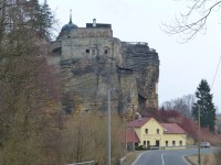cestou k vrcholu, skalní hrad ve Sloupu v Čechách
