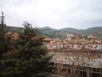 okoní ulice a v pozadí Pirin z okna hotelu DiMario