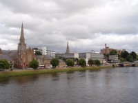 Inverness - Pohle na město od řeky Ness