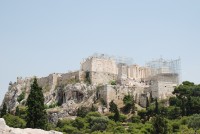 Pohled z Agory na Propylaje s chrámem Atheny Nike v lešení