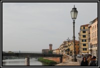 Lampy na nábřeží řeky Arno a Citadela