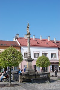 Sloup se sochou Panny Marie Immaculaty na Starém náměstí