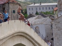 Mostar - Skokan před skokem