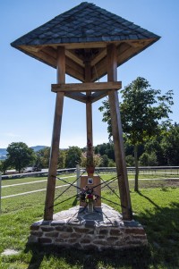 Zvonička je zároveň pomníčkem