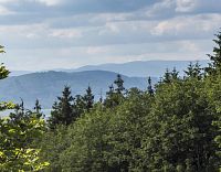 Patrná Stezka v oblacích a vrcholy od Slaměnky, Podbělka, Sušina, v popředí Městské skály
