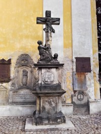 Kříž stál u vstupu do hřbitova