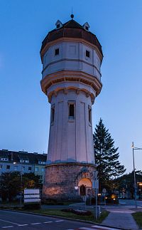 Osvětlená věž vodárny