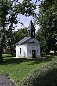 Kaple s pomníkem padlých