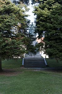 Pomník od parku Akademie