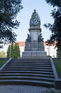 Wiener Neustadt – Maria Theresia Denkmall (Pomník Marie Terezie)