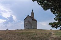 Románský kostelík