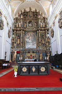Zástup svatých na olbřímím oltáři