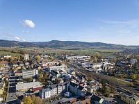 Koleje vedou do Koutů a přes Uničov do Olomouce (na jih ale do Zábřeha, případně Hanušovic)