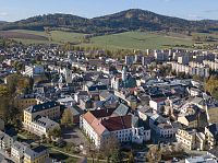 Centrum v popředí klášter (zdravka), vlevo zámek (dnes učňovka)