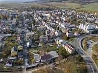 Tady dominuje Nerudova ulice (vlevo), uprostřed dole školka