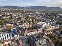 Zhruba dole od středu Poliklinika, úplně dole bývalý OV KSČ (MěÚ), vlevo dole střecha soudu