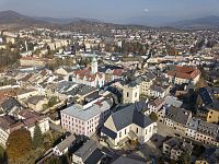 Náhled nad centrum, narůžovělá budova u kostela je bývalá ZDŠ, později železniční SOU