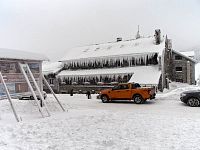 Chata na Červeňáku obalená ledovými stalaktity