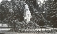 Pomník na historickém snímku