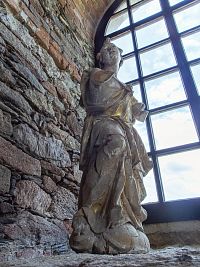 Poničená socha stávala na průčelní balustádě