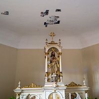 V presbytáři býval malovaný strop