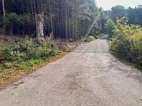 V roce 2025 byl upraven úsek mezi Kostelíčkem Božího Těla a Vápenicí, zde křižovatka u Vápenice