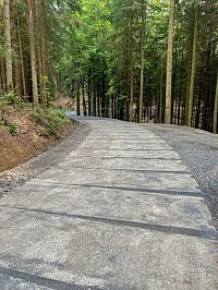 U odboček na vedlejší cesty jsou často položené panely